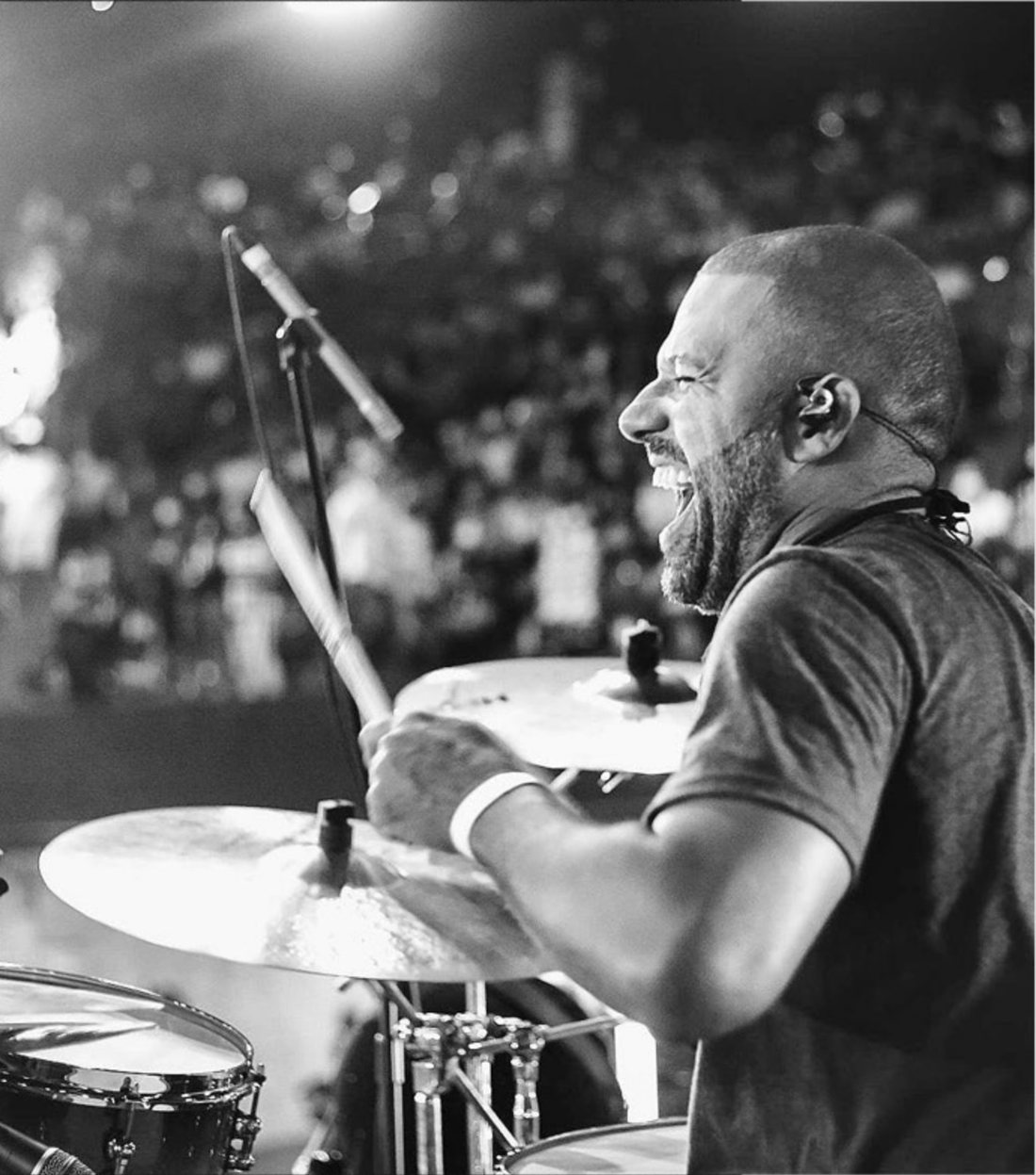 Alexandre Aposan tocando bateria ao vivo